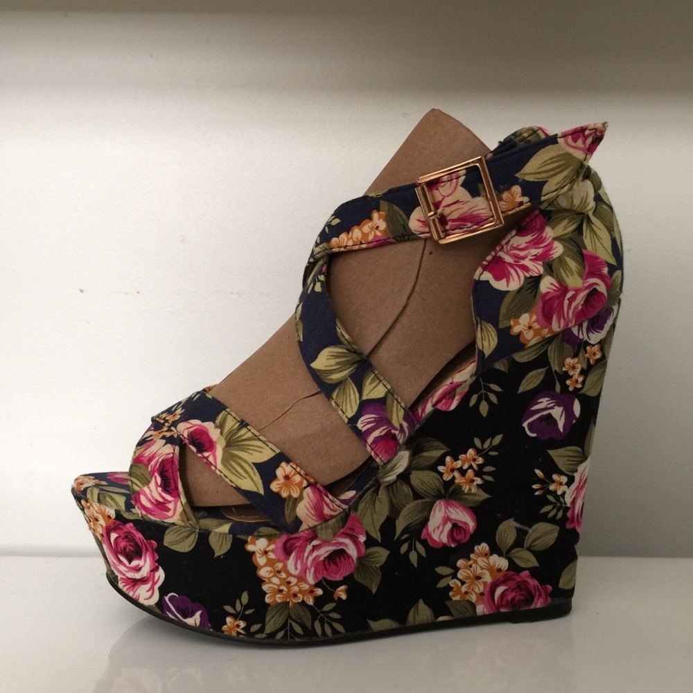 ❌SOLD ON CURTSY❌ Floral Buckle Strappy Wedges - Picture 5 of 8
